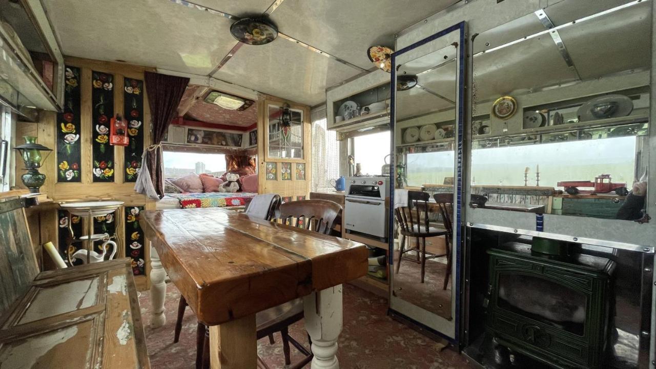 2 X Double Bed Glamping Wagon At Dalby Forest สการ์โบโรห์ ภายนอก รูปภาพ